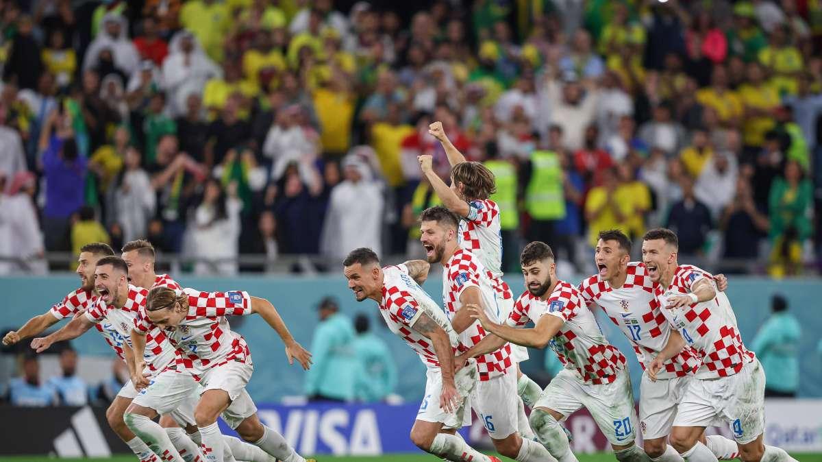 Argentina-Croazia, si rivede la mega bandiera sulla spiaggia di Doha per caricare Brozovic e compagni