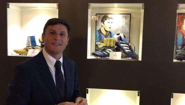 VIDEO - Zanetti mostra sorridente i cimeli della finale di Madrid