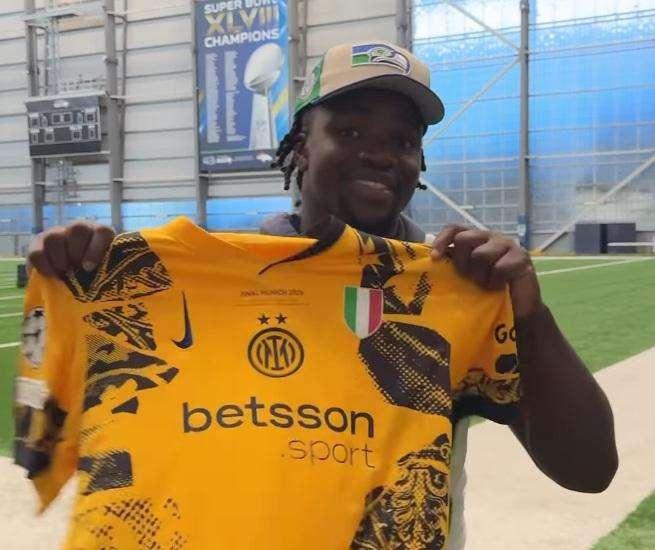 Due stelle della NFL tifano Inter: tra l'in bocca al lupo di Boye Mafe e la maglia per Bijan Robinson