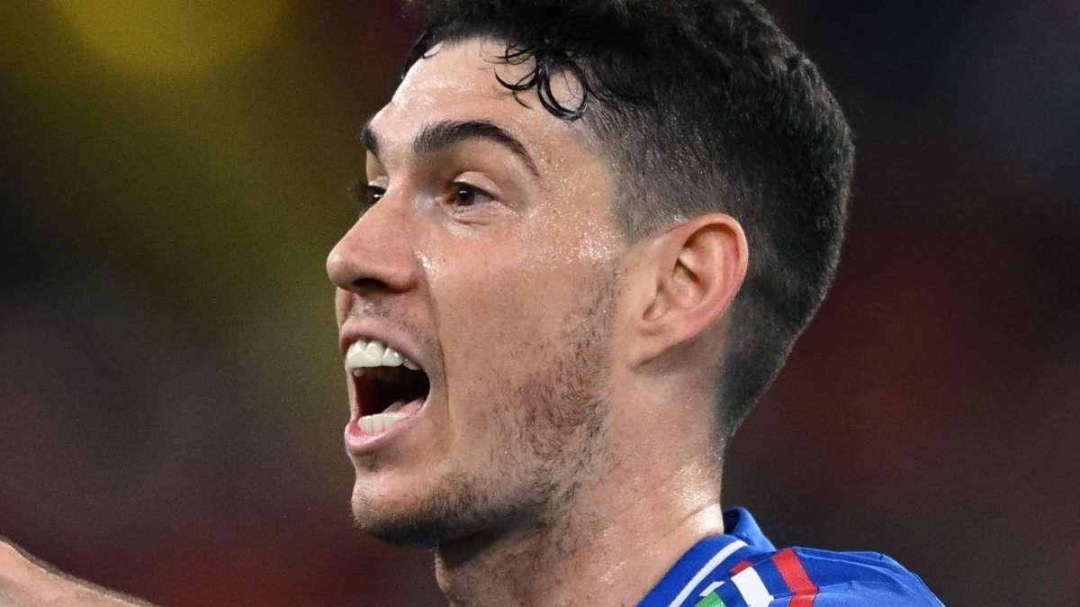Micah Richards pazzo di Bastoni: "Difensore di qualità, sa essere brillante e aggressivo"