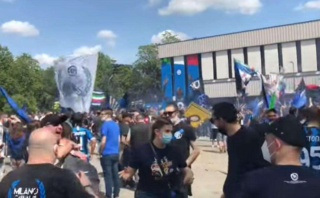 VIDEO - Curva Nord, entusiasmo già alto: cori e bandiere fuori da San Siro