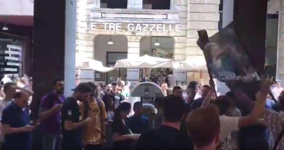 VIDEO - I tifosi attendono Nainggolan sotto la sede dell'Inter
