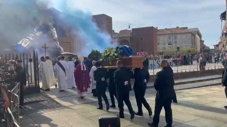 VIDEO - Cori, applausi e fumogeni all'uscita del feretro di Mazzola