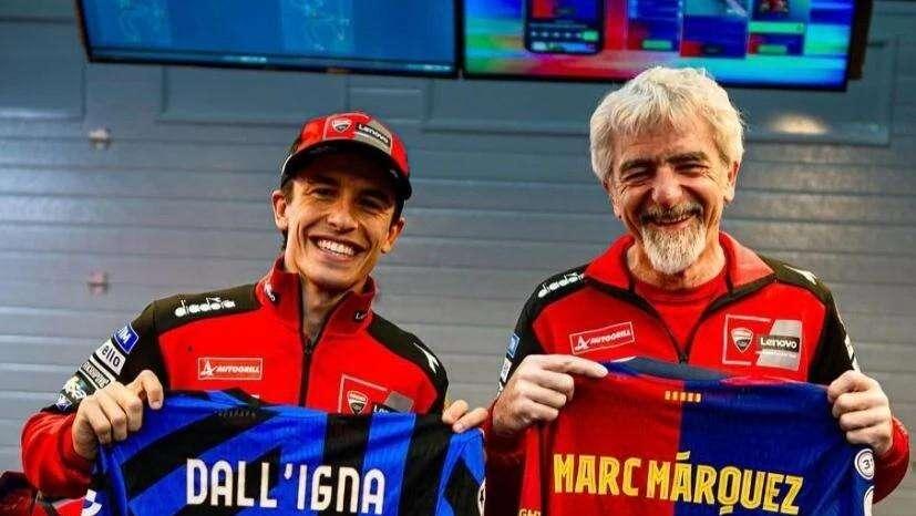 Barcellona-Inter infiamma il box Ducati: scambio di maglie tra Marc Marquez e il DG Dall'Igna