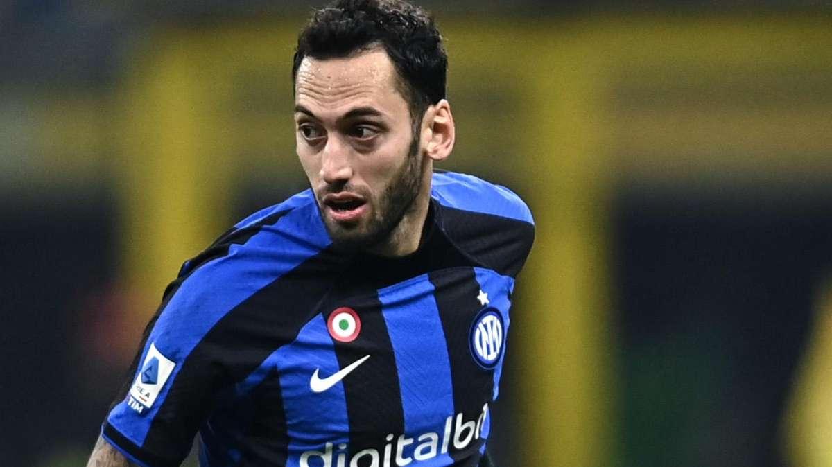 Sky - Calhanoglu, 15-20 giorni di stop: difficile recuperi per Benfica-Inter, l'obiettivo è il match di ritorno