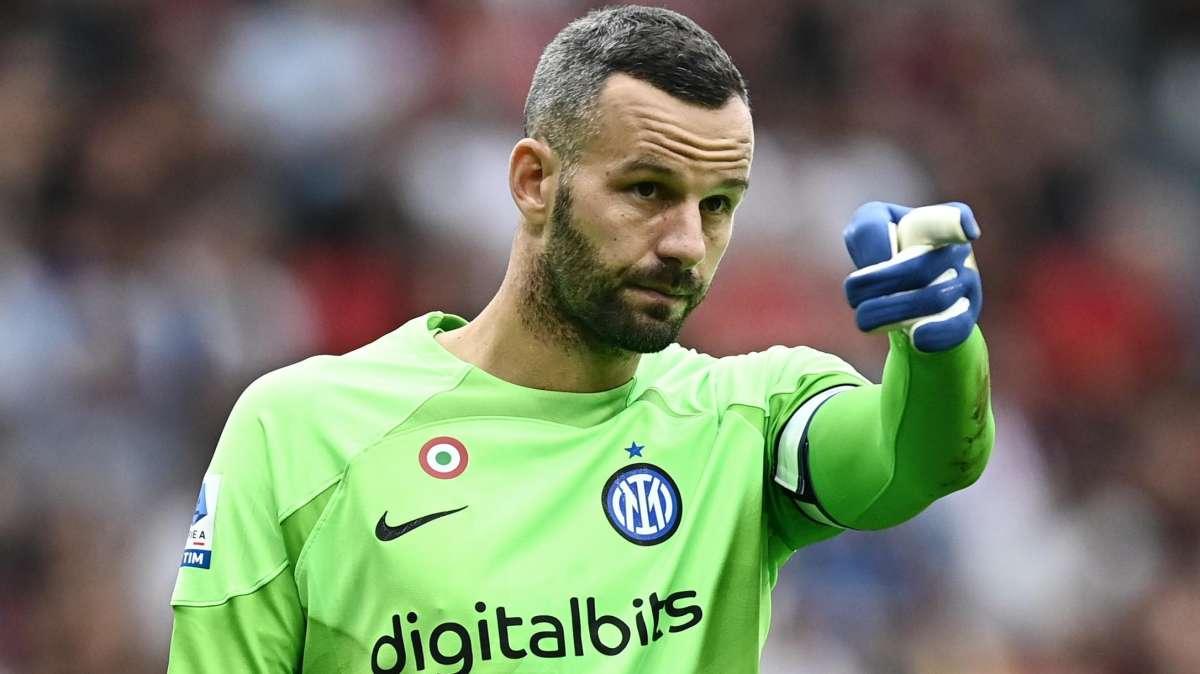 SM - Handanovic medita l'addio: superato da Onana, lo sloveno potrebbe entrare nello staff di Simone Inzaghi