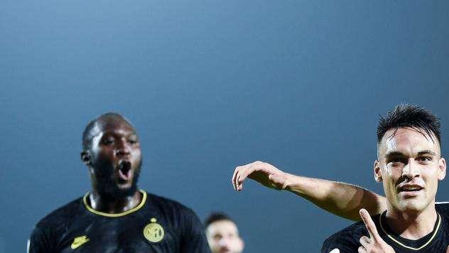Inter, primato in apnea: Lautaro e Lukaku scavano il solco, Skriniar riapre tutto ma il Brescia cade 2-1