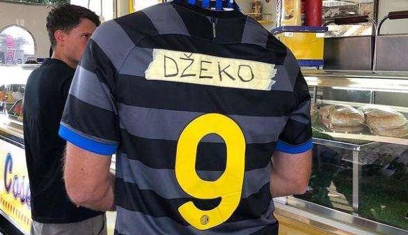 FOTO - Da Lukaku a Dzeko, il cambio di maglia è fai da te