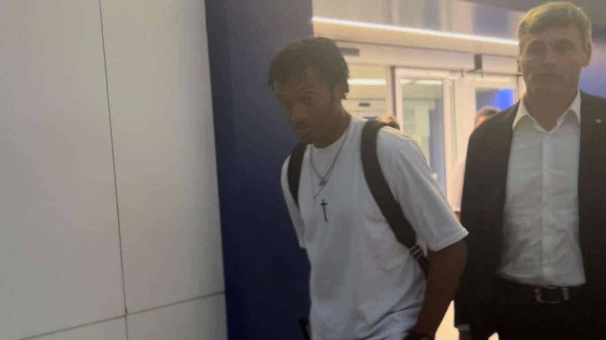 Cuadrado in ritiro dopo la firma. Il colombiano raggiungerà il gruppo di Inzaghi già questa sera