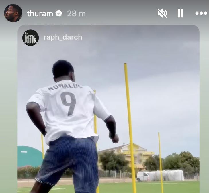Thuram si allena anche in vacanza con la maglia di Ronaldo il Fenomeno