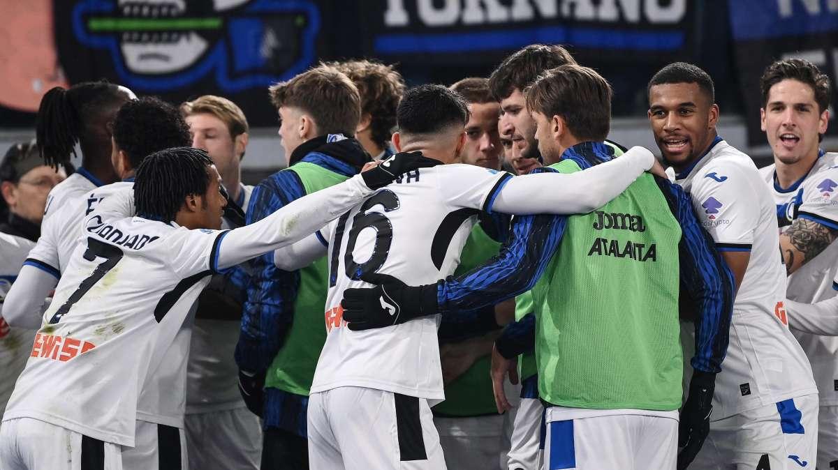 L'Atalanta resta attaccata al Napoli: 2-0 alla Roma (De Roon, Zaniolo), Gasperini torna a -1 da Conte 