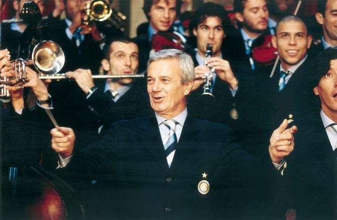 L'Inter ricorda Simoni a 82 anni dalla nascita: "Padre e maestro della squadra che vinse l'Uefa '98"