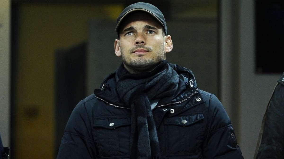 FOTO - Ecco Sneijder in tribuna. Con Nagatomo...