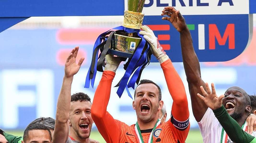 L'Inter festeggia i 41 anni di Handanovic: "Punto fermo per undici anni, cinque trofei alzati con la fascia la braccio"