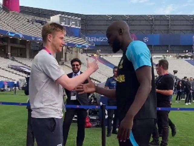 De Bryune-Lukaku, l'amicizia prima di tutto: i due si salutano sul prato dell'Ataturk