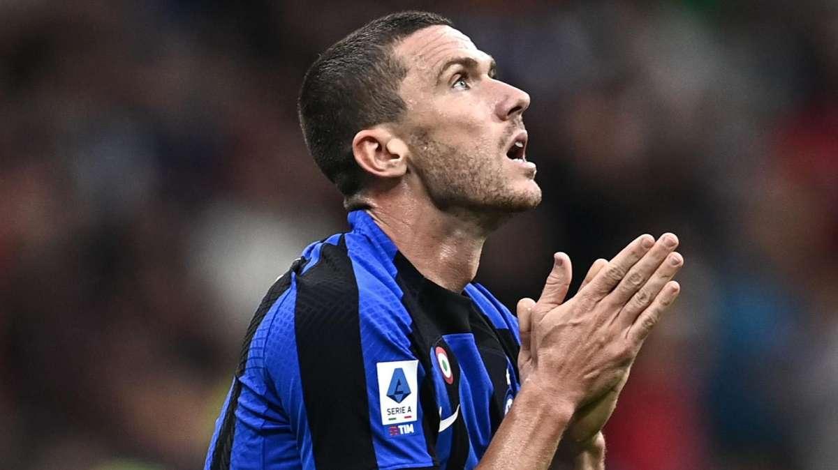 TS - De Vrij favorito su Acerbi, dubbio Calhanoglu-Mkhitaryan. A sinistra Dimarco: Gosens contro il Barça?