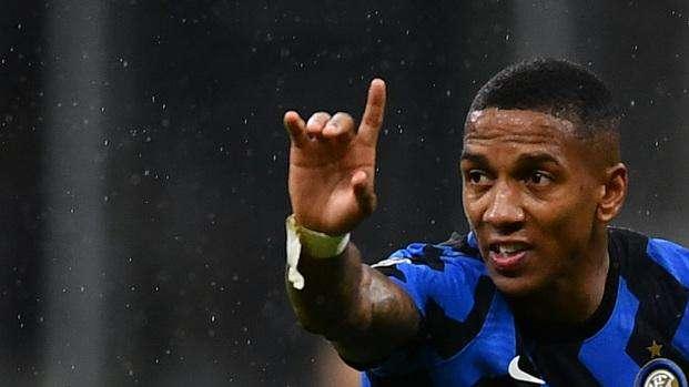 Young rinnova con l'Aston Villa: l'ex Inter a Birmingham per un altro anno