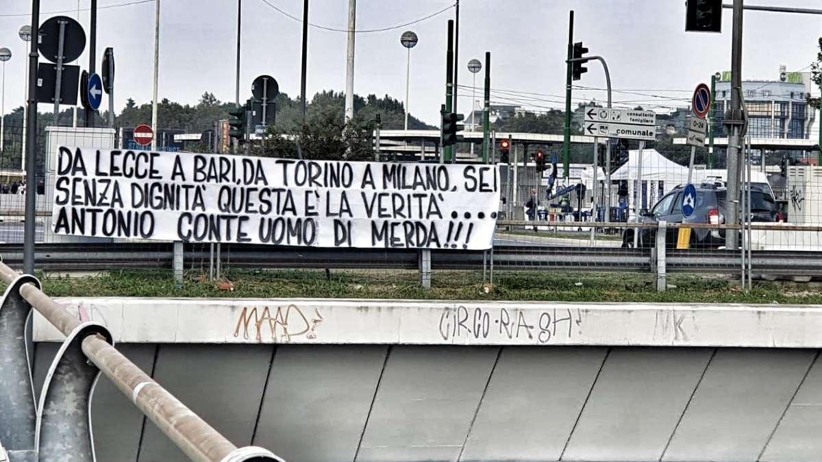 FOTO - Striscione del tifo juventino contro Antonio Conte fuori San Siro