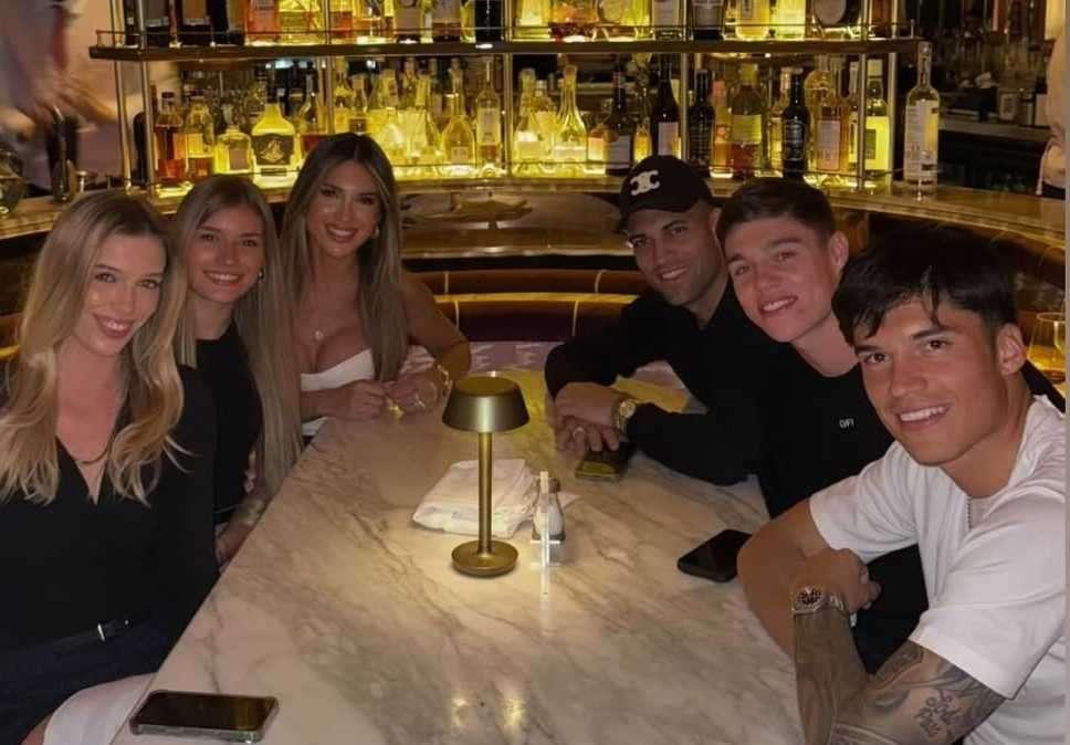 FOTO - ArgentInter a tavola: Lautaro, Correa e Palacios con le rispettive compagne