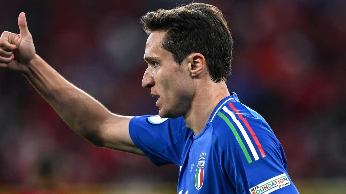 Chiesa, Natale in campo: lavoro personalizzato al Liverpool mentre l’Italia osserva