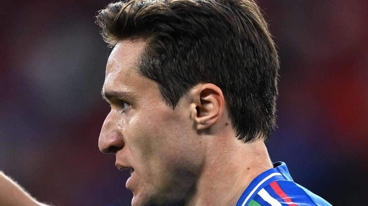 Chiesa allontana il mercato: "Sono felice al Liverpool". Poi attacca la Juve