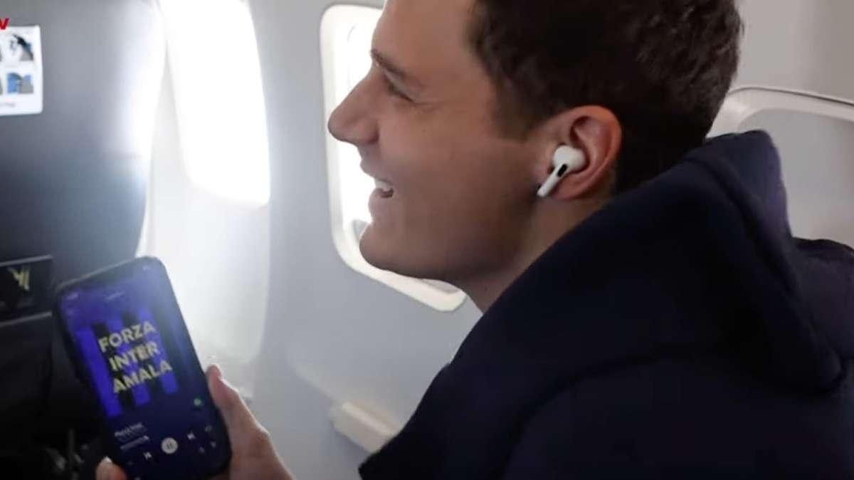 Pavard cuore nerazzurro ad Amburgo: in volo con la Francia intona 'Pazza Inter'