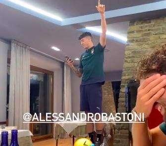 Bastoni, rito di iniziazione per la chiamata in Azzurro: il difensore canta '50 Special' tra le risate dei compagni 