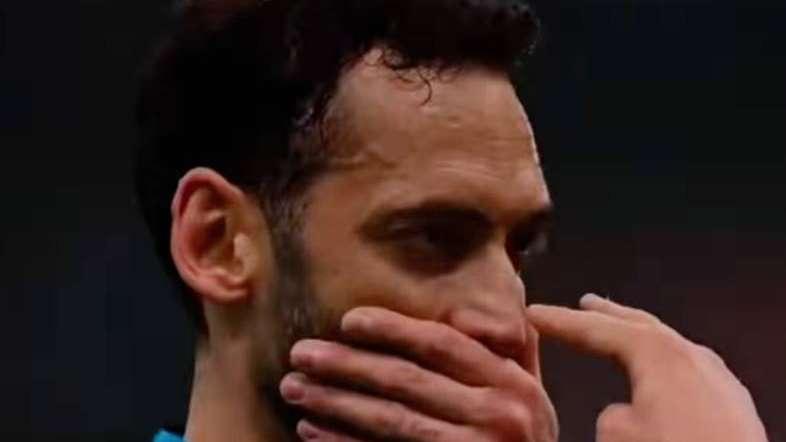 Calhanoglu, esultanza speciale per una piccola tifosa dopo il gol alla Lazio