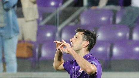 Rosso e rigore di Kalinic, Fiorentina corsara a Bologna