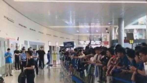 FOTO - Inter, all'aeroporto di Nanchino una folla attende i giocatori di Conte
