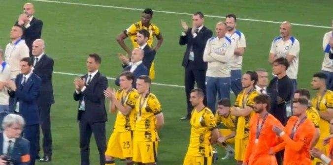 Applausi al PSG durante la premiazione, Luis Enrique ricambia in campo e... in conferenza. Lezione dell'Inter