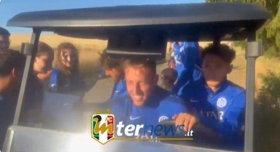 VIDEO - Selfie e autografi anche per mister Chivu. Frattesi e Asllani "sfidano" un trattore