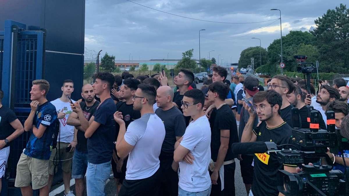 VIDEO - Lukaku atteso stasera a Linate, all'aeroporto presenti circa un centinaio di tifosi