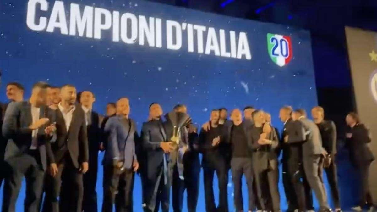 VIDEO - Lautaro alza la coppa, Dimarco fa partire il coro: le immagini dalla serata di gala al Castello Sforzesco 