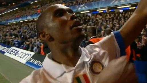 Eto'o festeggia il gol vittoria allo Stamford Bridge nella sfida con i <i>Blues</i>