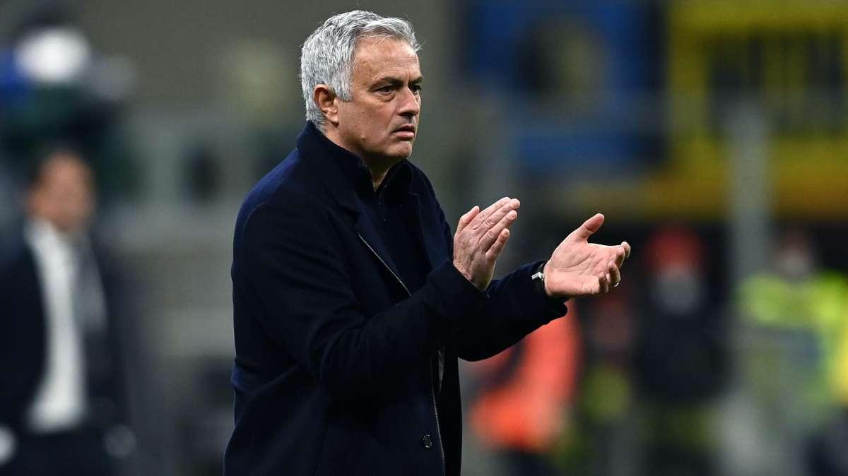 Mourinho carica la Roma: "Ora andiamo a Napoli: loro vogliono vincere per lo scudetto, noi per il quinto posto"