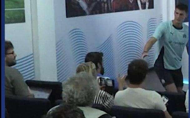 VIDEO - Benji il gentile: Pavard saluta tutti i giornalisti in sala stampa 