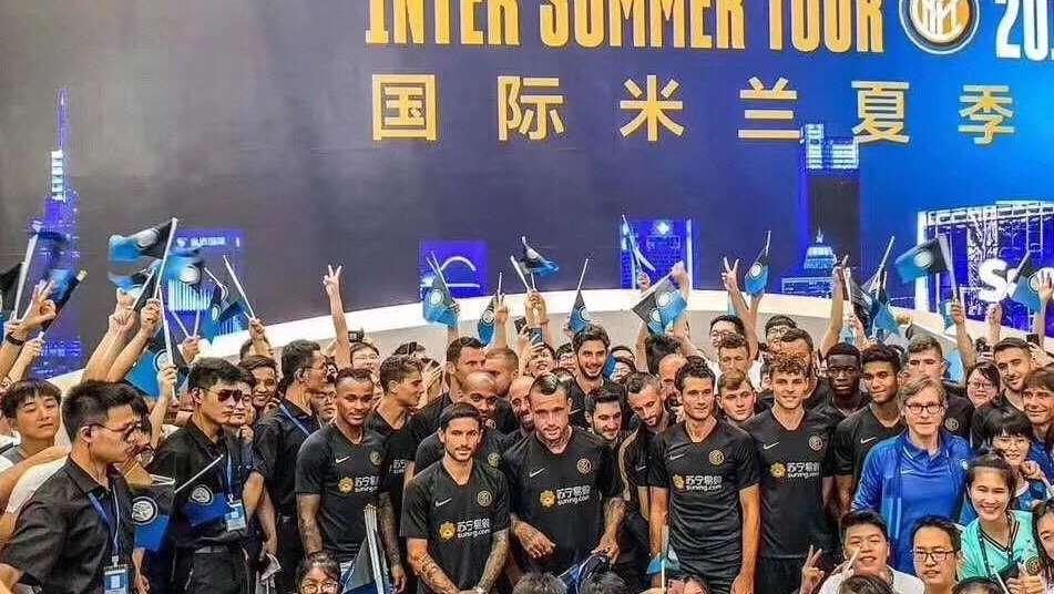 FOTO - Festa per i tifosi in Cina, la squadra incontra gli Inter Club durante la visita al quartier generale di Suning