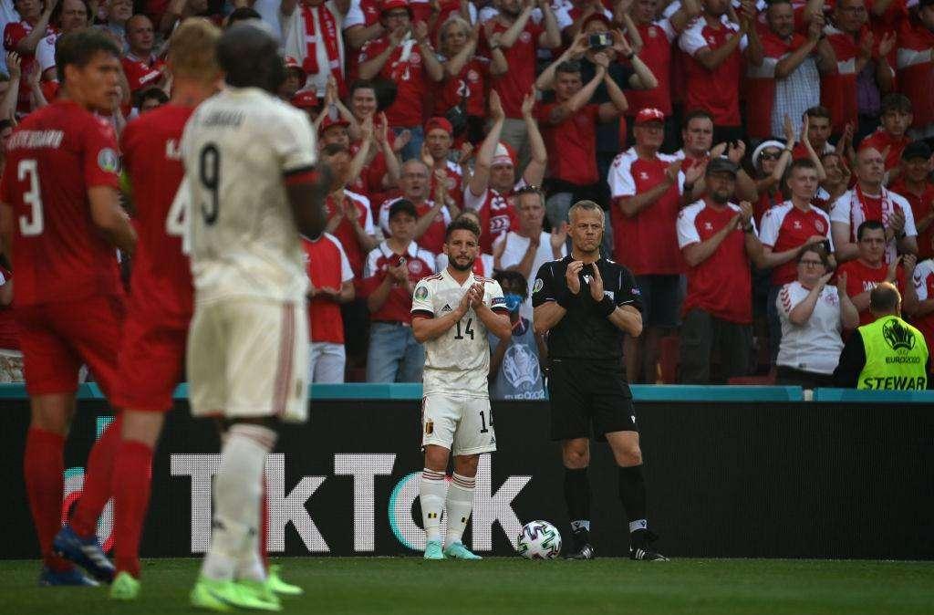 Danimarca-Belgio, il Parken in piedi per Christian Eriksen: commozione e applausi al minuto 10