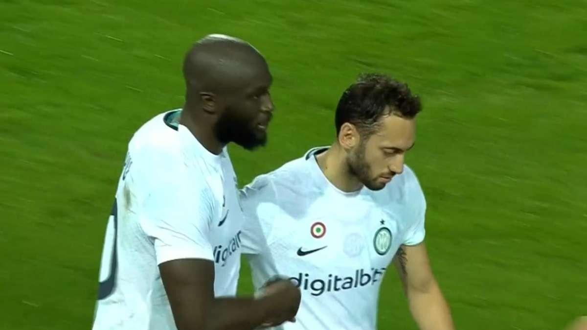 Repubblica - Lukaku mette in luce il peggio del suo repertorio. Gol di Acerbi: l'arbitro fischia con troppa fretta