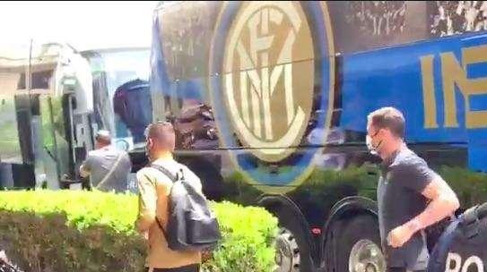 VIDEO - L'Inter arriva a Napoli: il pullman nerazzurro è accolto dai fischi 
