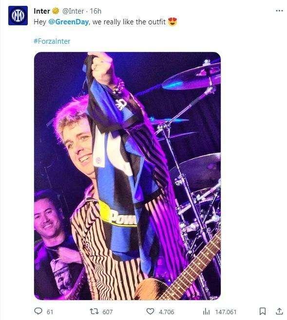 Milano, derby rock: al 'milanista' Gallagher, Billie Joe Armstrong (Green Day) risponde con la maglia di Lautaro