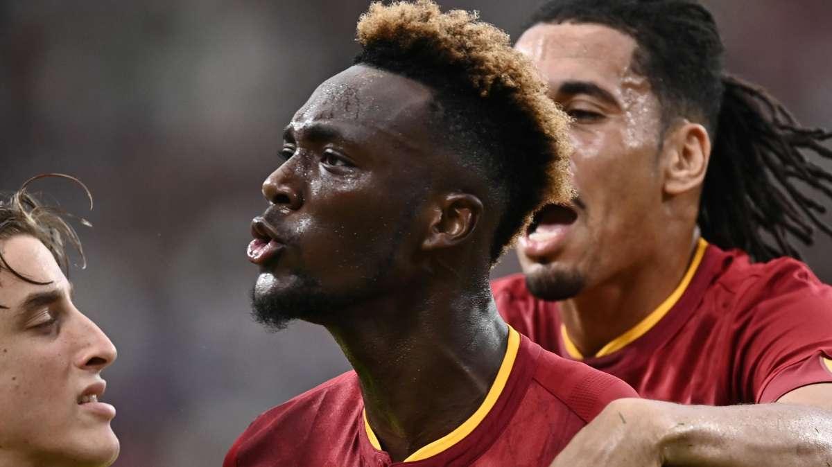 Roma, Abraham: "In Italia squadre più concentrate nel non far segnare. Ho imparato a guadagnare i cheap fouls"