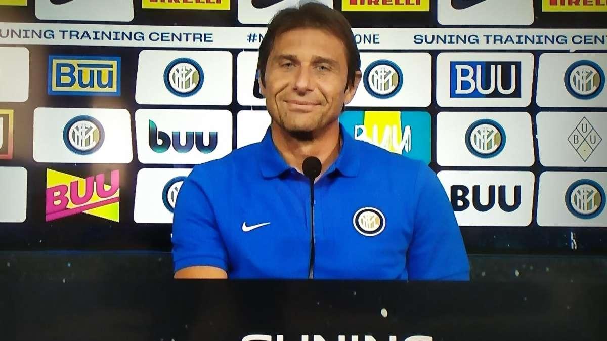 Natale a suon di baci per Antonio Conte: su Instagram il messaggio di auguri con moglie e figlia