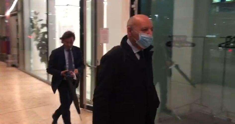 VIDEO - Siparietto Carnevali-Marotta all'uscita dalla sede nerazzurra. L'ad del Sassuolo: "Sono qui per Lukaku"