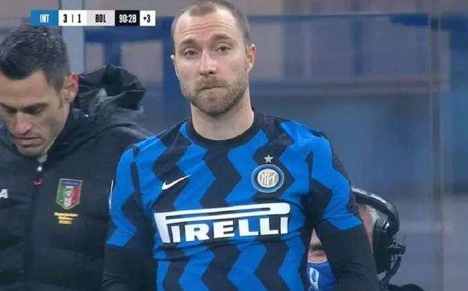 Inter-Bologna: i compagni festeggiano in campo, Eriksen va subito negli spogliatoi dopo il triplice fischio