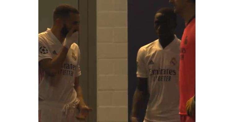 VIDEO - Caos in casa Real. Benzema: "Non passatela a Vinicius, sta giocando contro di noi"