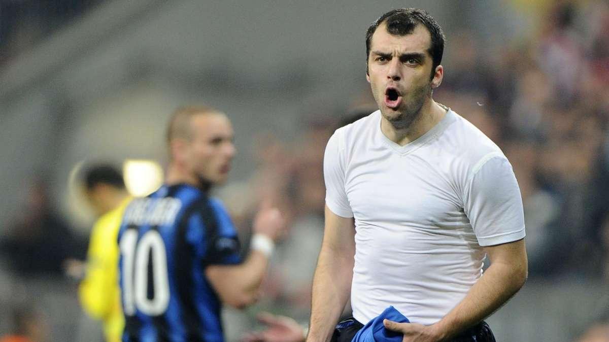 Segna Pandev. E un tifoso rompe un lampadario!