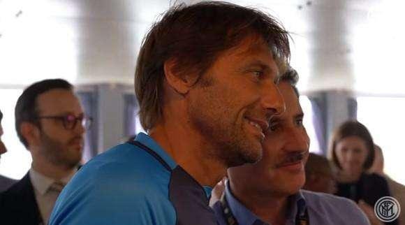 Conte sereno ad Appiano Gentile: foto e siparietto con un tifoso