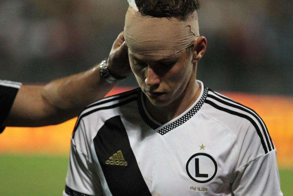 VIDEO - Per Ondrej Duda è davvero un periodaccio: colpito da una pietra durante Kukesi-Legia Varsavia